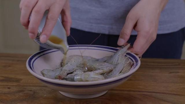 连虾壳都不想放过油爆虾，今天就教你做好它的小秘诀