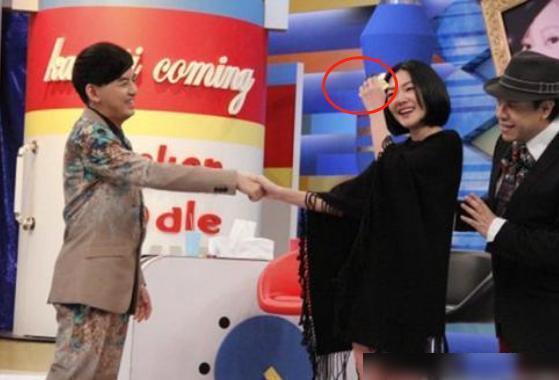 碰见“前任”：林心如坦然，胡歌偷看，唯独她