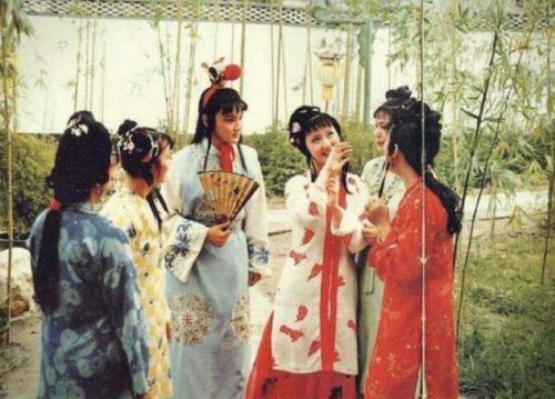 僧人出上联“三更挑水，担回两轮明月”，书生