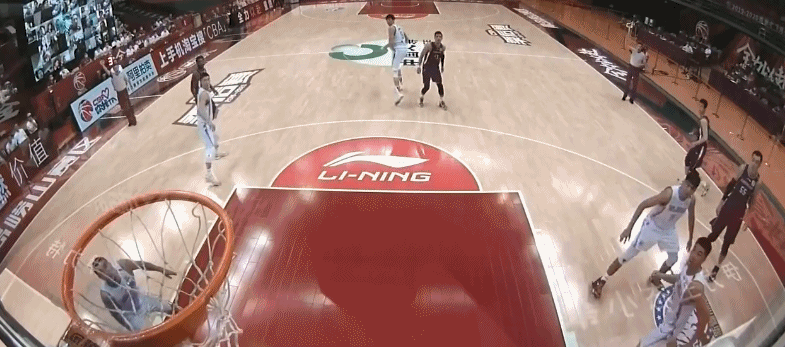 违体|郭艾伦违体犯规 新疆悍将重摔在地疑似伤到腰部被担架抬出场