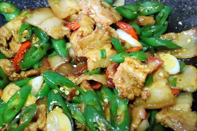 辣椒炒肉时，先炒肉还是辣椒？教你正确做法，肉质酥香不腻特下饭