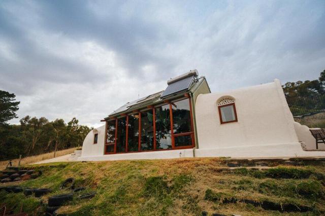 这个异想天开的”土轮船“，由回收的轮胎和瓶