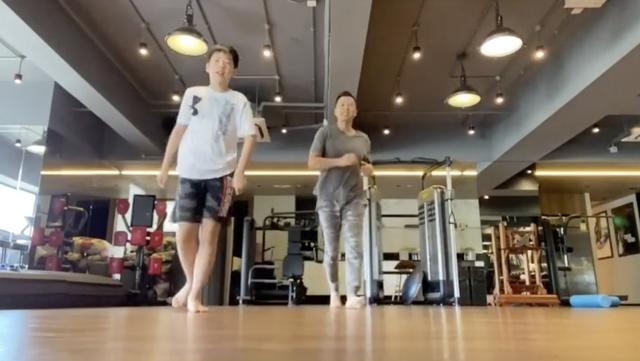 12岁已成武术高手！甄子丹二婚儿子罕露面，飞踢比老爸更标准利落