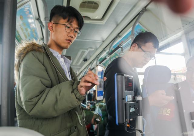 终于明白了！为啥微信支付宝在国内流行，到国外却无人问津？