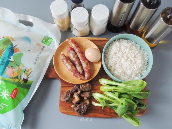 香肠煲仔饭很多人吃过不会做，教你简单做法，色泽金黄，香而不腻