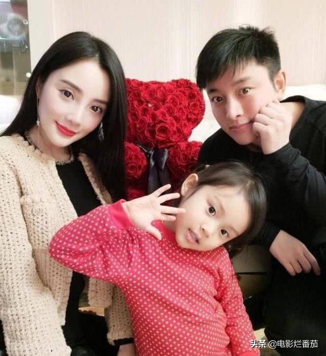 贾乃亮春风满面看女儿，与甜馨打羽毛球挥汗如