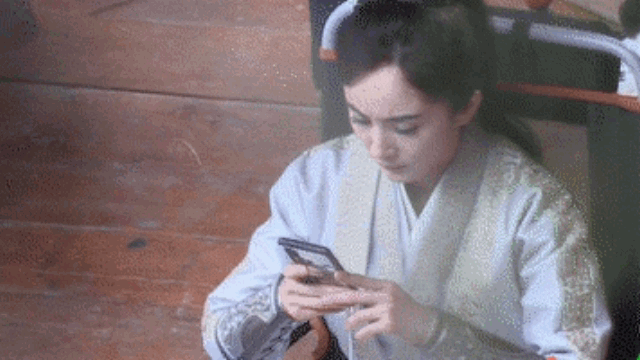 杨幂拍摄现场心情沮丧，神色凝重看手机对助理
