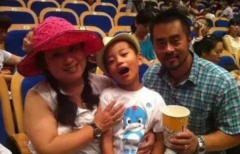 赵四儿出轨女粉丝，胖婶儿包养小鲜肉，年纪大了就不要脸了？