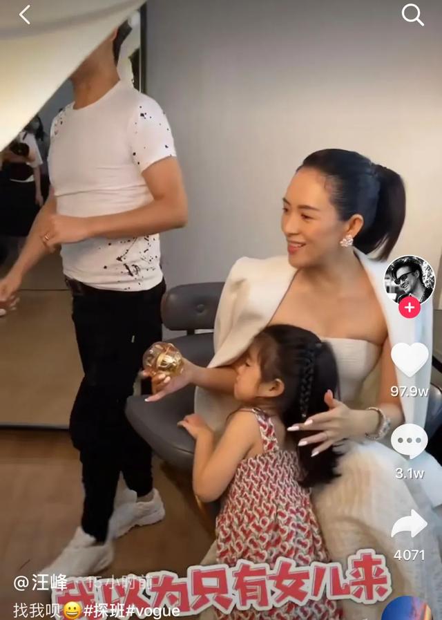 汪峰探班章子怡，女儿醒醒撞脸小苹果，一家三口同框超幸福
