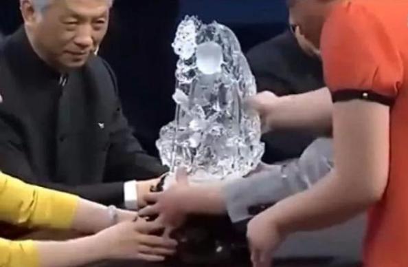 山西美女把菩萨像拿去鉴宝，关了灯光后，专家