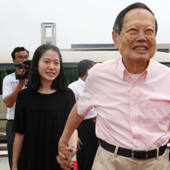 杨振宁子孙全部定居美国，他为何到晚年才回国
