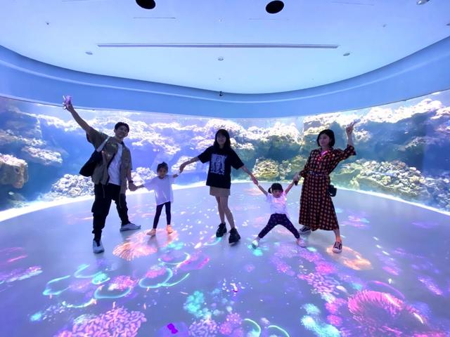 海洋馆成明星家庭旅游胜地，昆凌带儿女现身打卡，海瑟薇初成长