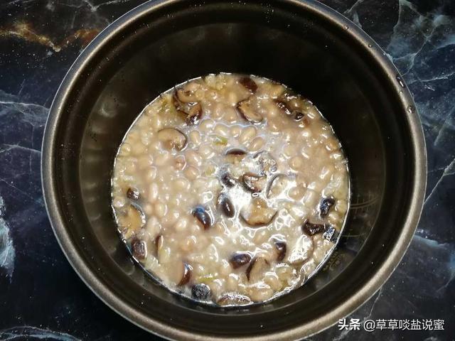 新花生上市，老泉州人就好这一口，花生咸粥，粉糯香甜，无敌美味