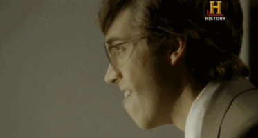 苹果被微软整到快破产，乔布斯一句话，盖茨马