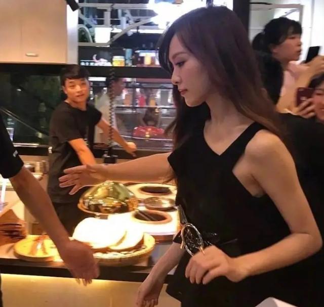 唐嫣生娃后首次亮相，截图放大4倍她的身材，确