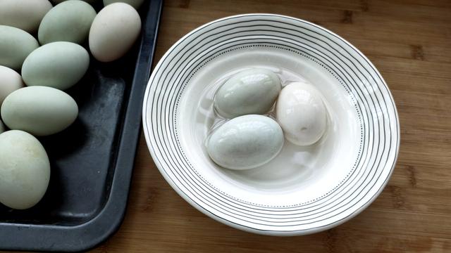 咸鸭蛋这样腌制，个个流油，又香又沙，做蛋黄酥和蛋黄月饼必备