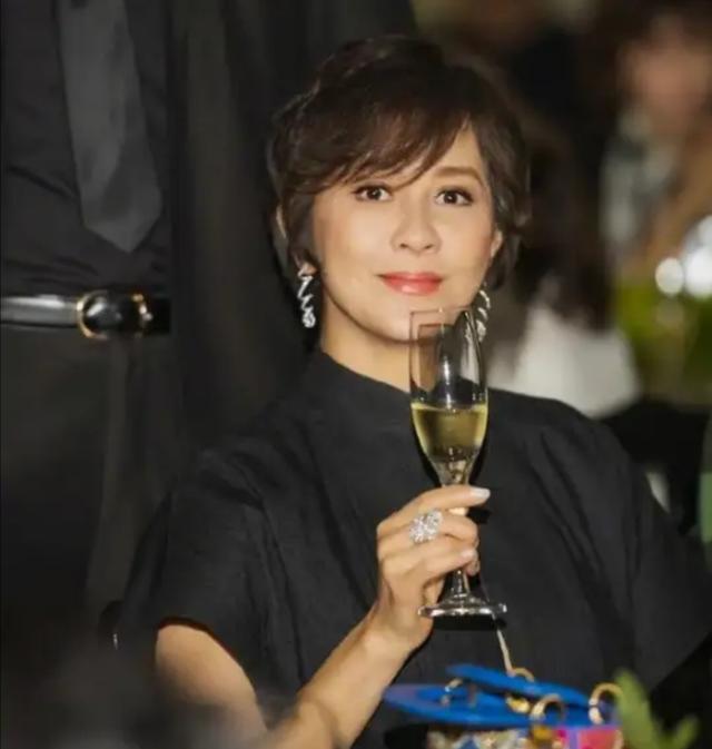 30年前，帮刘嘉玲摆平"绑架案"，夺回照片的陈慧敏是什么来头