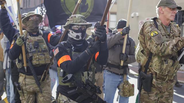 大批美国白人武装备战，准备随时“起义”：只要特朗普败选就动手