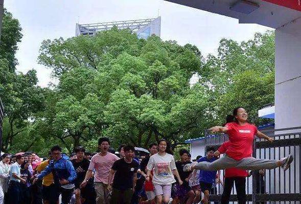 女孩|一字马女孩高考成绩457分 高兴的说：有书读就放心了