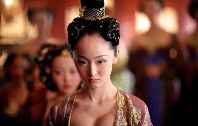 18岁就被张艺谋捧红，罗晋曾为她痴迷，如今32岁