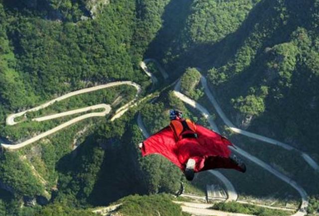 女大学生天门山翼装飞行失联，朋友：不是第一次跳了，难度不大