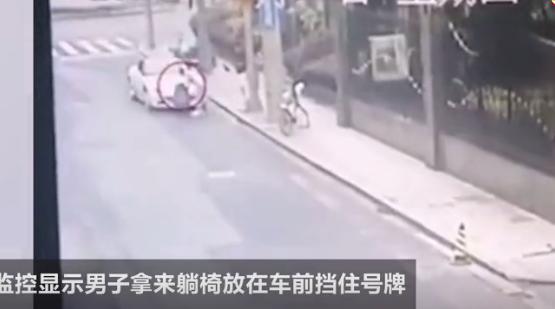 法拉利車主違停，找來躺椅遮擋車牌，交警判決大快人心