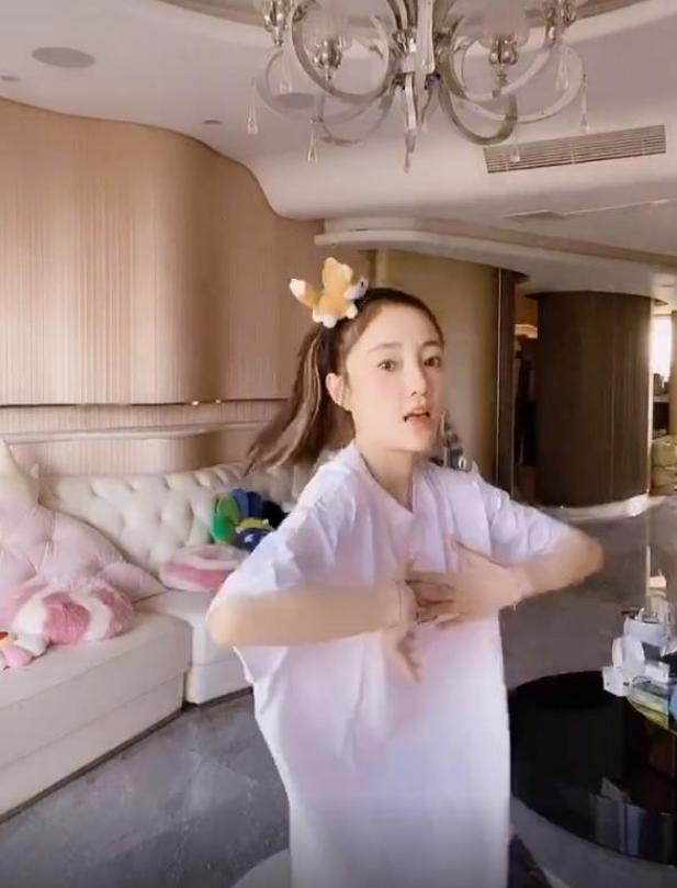 李小璐单身生活美滋滋，住豪宅还不够，请3个保