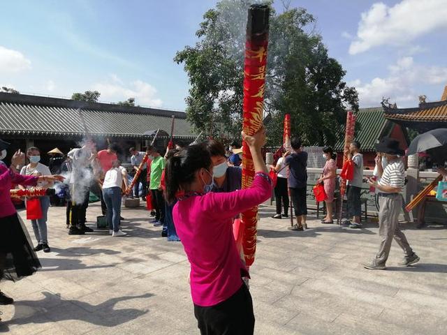 高三学子们纷纷到南宁孔庙，祭拜孔子，祈福金榜题名