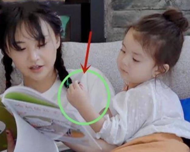 郑爽节目被小孩拽头发，她下意识的反应，暴露