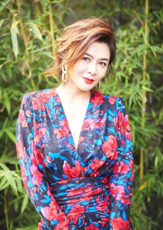 从“惯三”到“高尔夫球事件”，“老少通吃”的关之琳脸部变僵硬