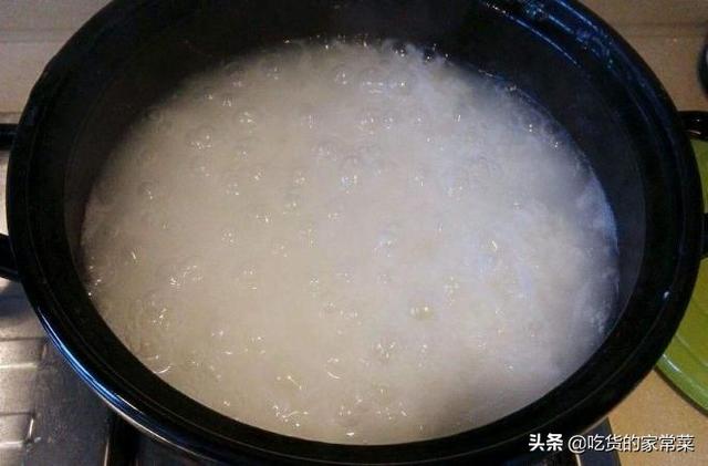 炖骨汤出现的白色浮沫是什么？能食用吗？很多人都不知道