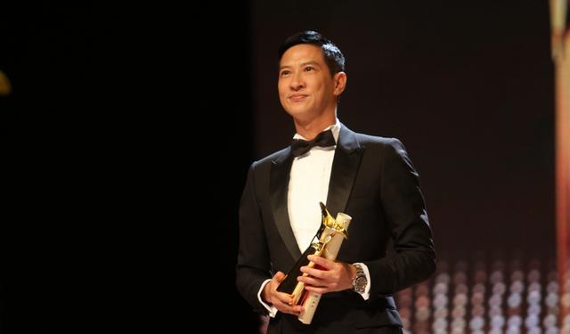 1995年，张家辉去见了关咏荷父母，几天之后却对