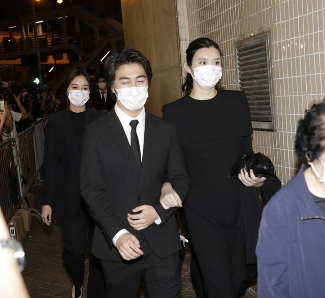 赌王葬礼，何超仪何超莲为什么六神无主，原因