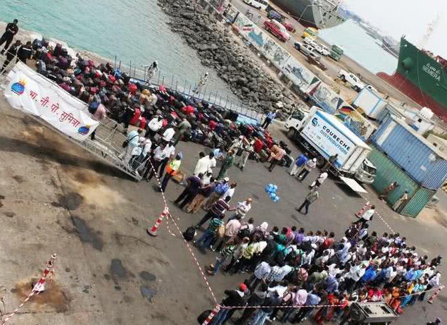 大批军舰驶向中东撤侨，按人头收取巨额费用，