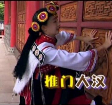 《极挑》录制事多，郭京飞王珞丹坐雕塑踩石碑，周冬雨脚踢古建筑