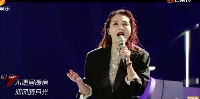 知名女歌手穿着随意路边看牌，正当红时退圈息影，自爆在家当农妇