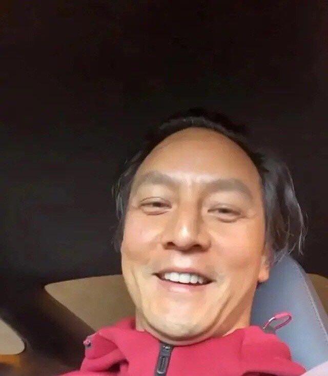 45岁吴彦祖近照曝光，素颜跟陈冠希有的一拼，谜之角度暴露双下巴