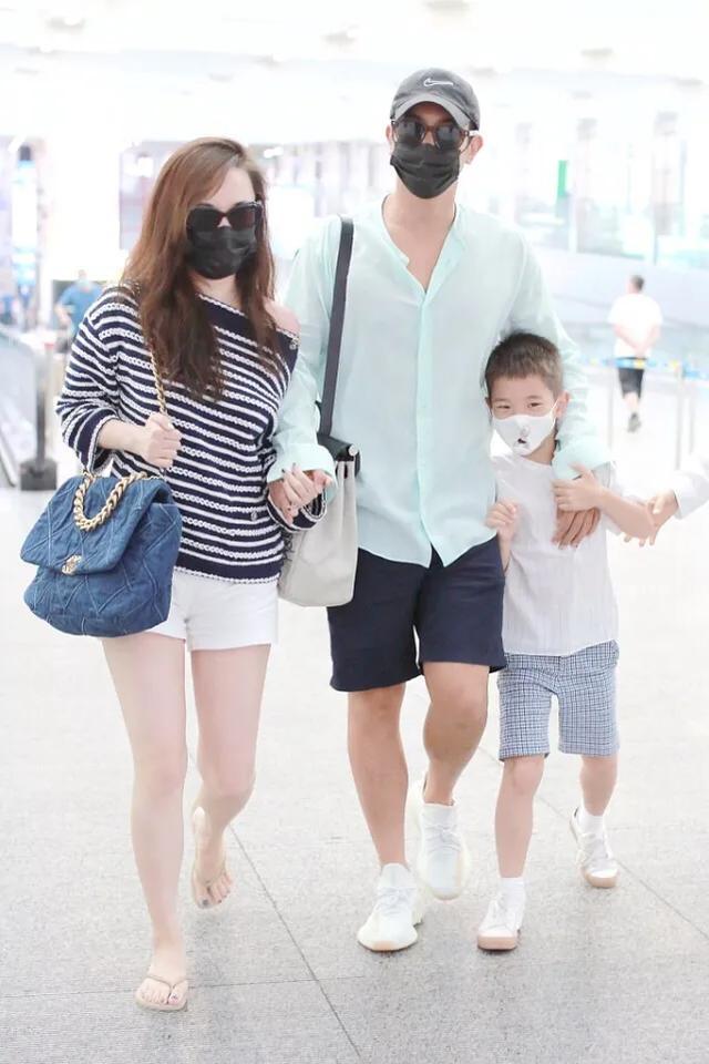 杜江一手牵老婆一手牵儿子堪称人生赢家，嗯哼一路放飞自我超搞笑