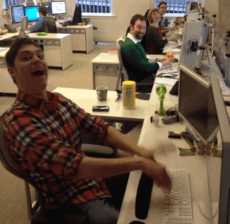 搞笑GIF图9张：办公室里的二货青年欢乐多