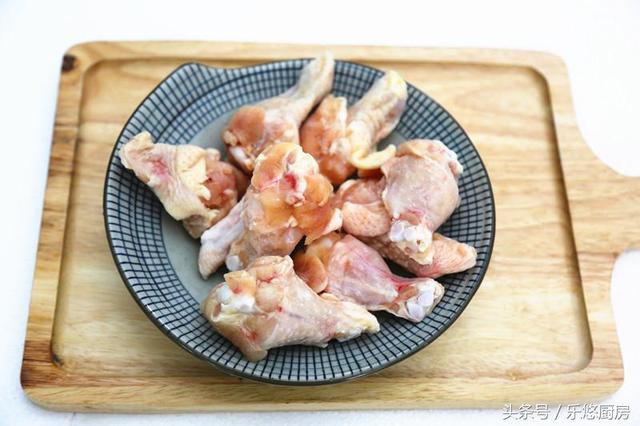 不用开火，几步做出的鸡肉，好吃到想舔手指，关键就是那碗料汁