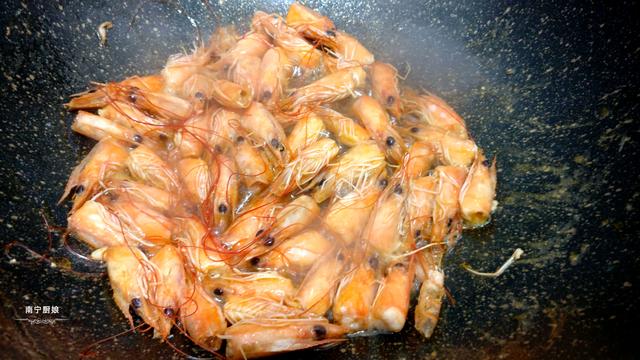 虾仁最经典的吃法，做法简单，鲜甜又脆口，整整一斤虾都不够我吃