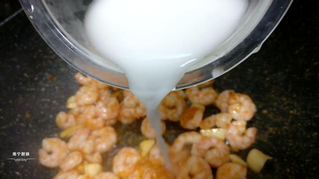 虾仁最经典的吃法，做法简单，鲜甜又脆口，整整一斤虾都不够我吃