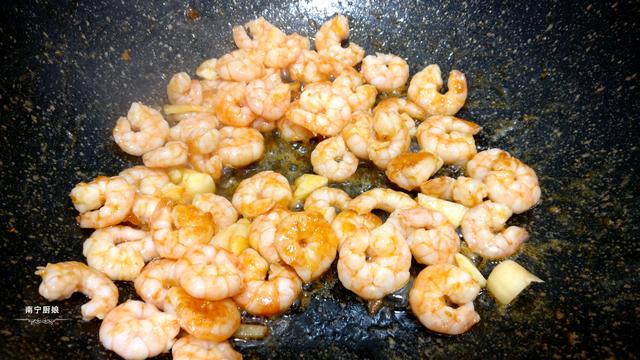 虾仁最经典的吃法，做法简单，鲜甜又脆口，整整一斤虾都不够我吃