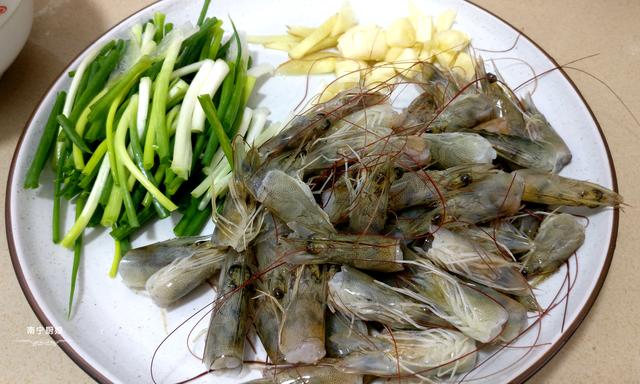 虾仁最经典的吃法，做法简单，鲜甜又脆口，整整一斤虾都不够我吃