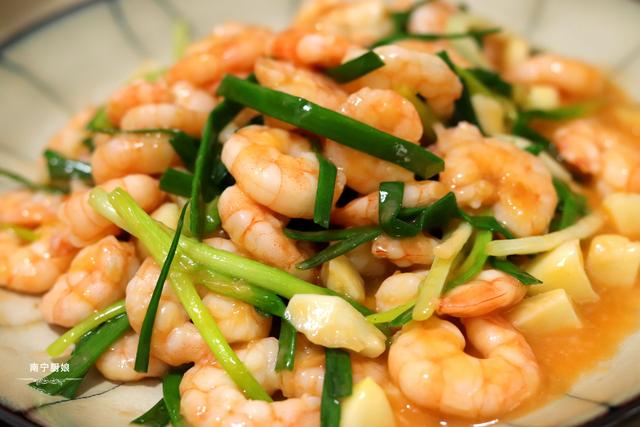 虾仁最经典的吃法，做法简单，鲜甜又脆口，整整一斤虾都不够我吃
