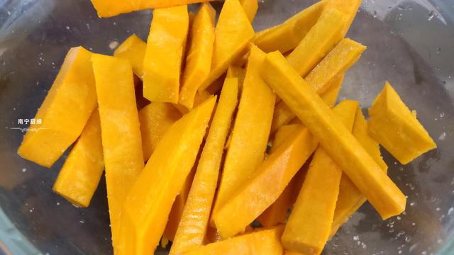 南瓜别再蒸着吃了，这样的做法外酥里嫩，唇齿留香，越吃越上瘾