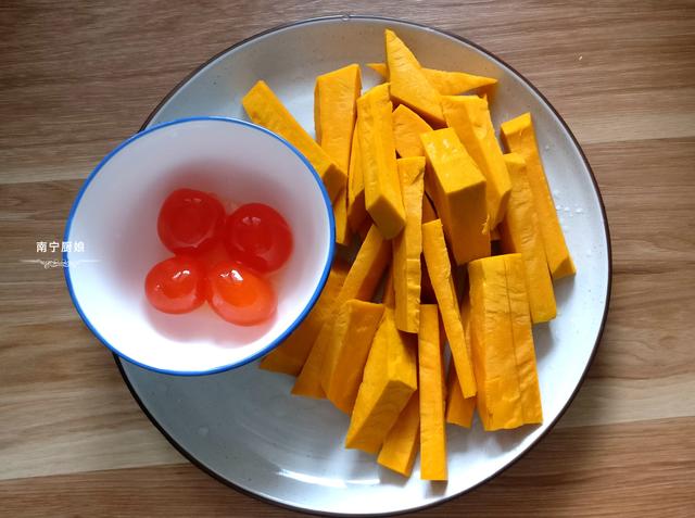 南瓜别再蒸着吃了，这样的做法外酥里嫩，唇齿留香，越吃越上瘾