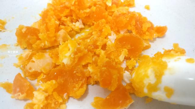 南瓜别再蒸着吃了，这样的做法外酥里嫩，唇齿留香，越吃越上瘾