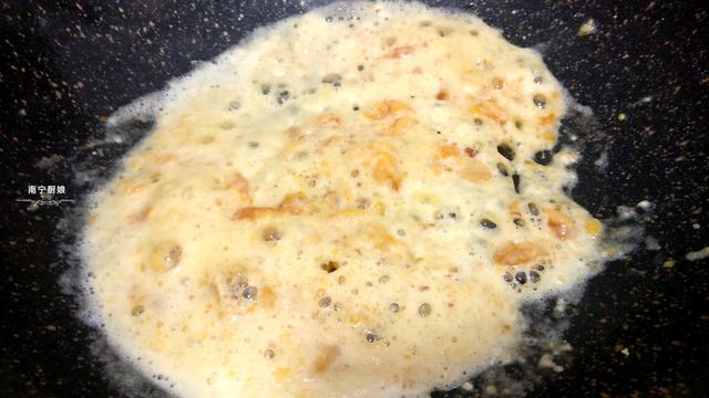 南瓜别再蒸着吃了，这样的做法外酥里嫩，唇齿留香，越吃越上瘾