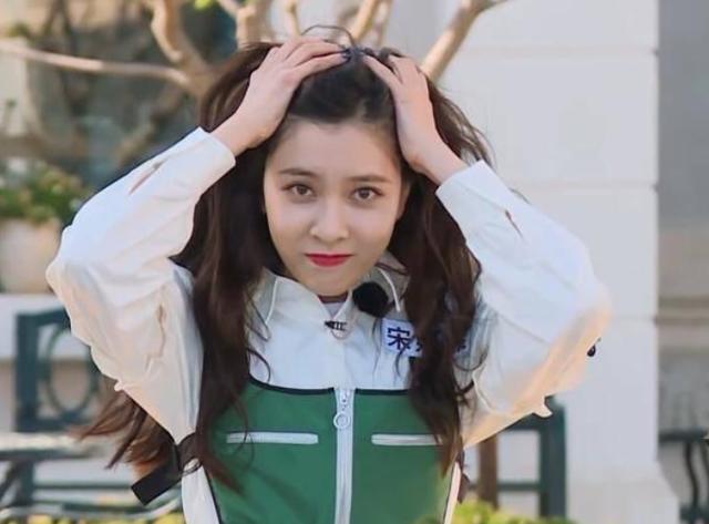 跑男玩“水炸弹”游戏，其他女嘉宾都选择护头发，唯独她与众不同